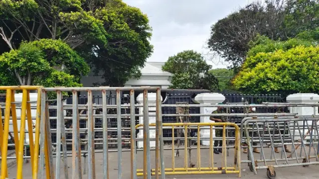 பிரதமரின் அதிகாரபூர்வ இல்லமான அலரி மாளிகையின் தற்போதைய நிலை.