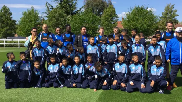 anak-anak thailand selatan latihan bola di Leicester City.