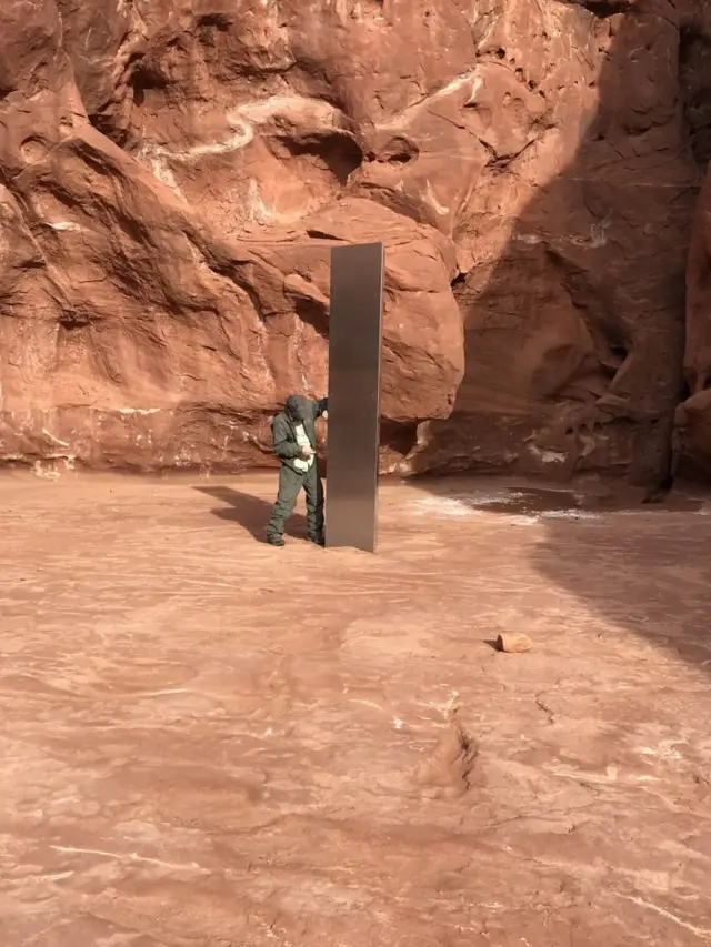 сотрудник изучает структуру