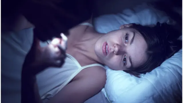 telefonuna bakan kadin