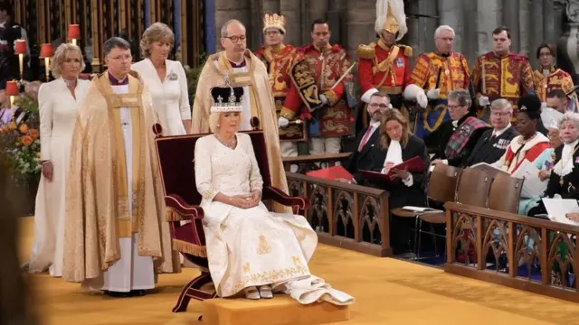 La reina Camila en el momento de la coronación.