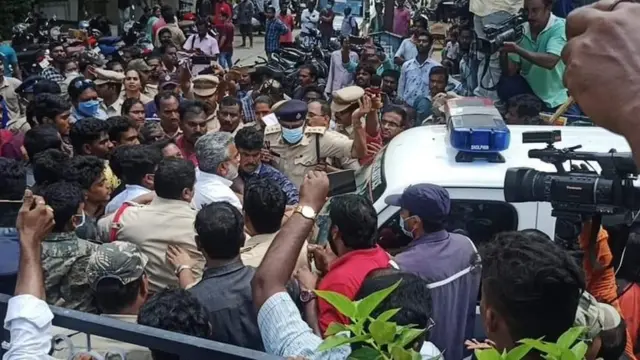 మృతదేహం తరలింపు అడ్డుకున్న ఆందోళనకారులు