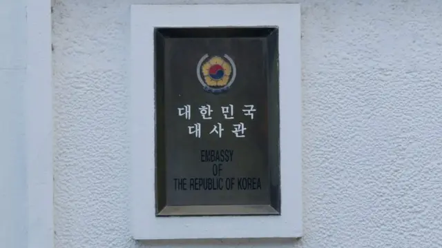 placa escrita Embaixada da República da Coreia