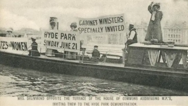 హౌజ్ ఆఫ్ పార్లమెంటు వెలుపల పడవ మీద మహిళలు నిరసన తెలుపుతున్న చిత్రం