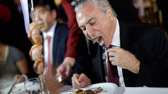 Президент Бразилии Мишель Темер ест стейк