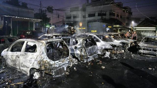 Xe hơi bị đốt khi xảy ra bạo động.