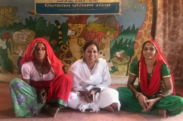 Smita Chakraburtty dengan Sugna (kanan) dan tahanan lainnya.