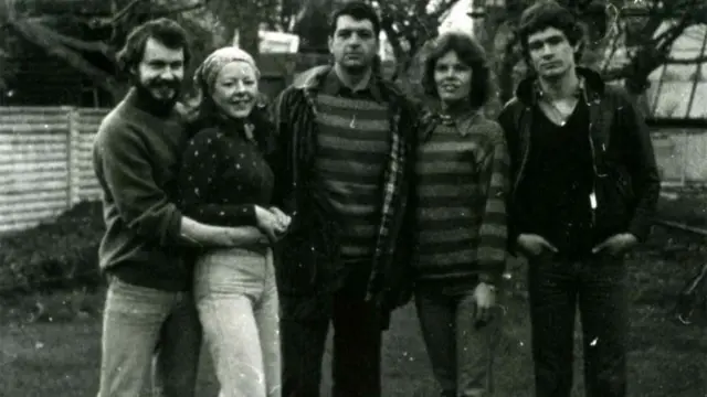 David Morgan (sol başta) ve kardeşi Alaister Morgan (sağ başta) eşleri ve bir arkadaşlarıyla beraber