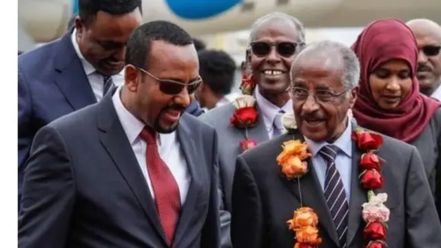 Umushikiranganji wa mbere wa Ethiopia Abiy Ahmed (i bubamfu) ari kumwe n'umushikiranganji w'imigenderanire wa Eritrea, Osman Saleh Mohammed