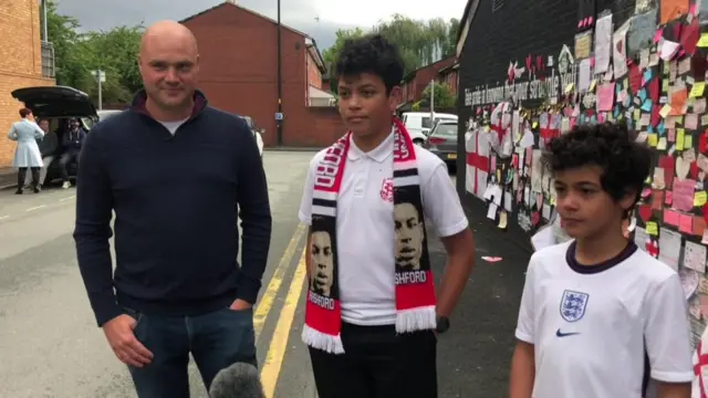 Dua bersaudara Ezra dan Dylan bersama ayahnya Tom