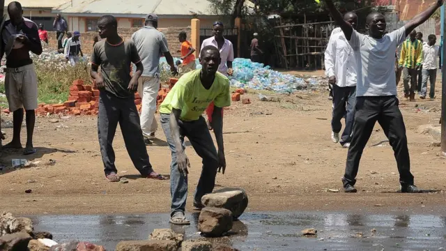 متظاهرون للمعارضىة في كيسومو