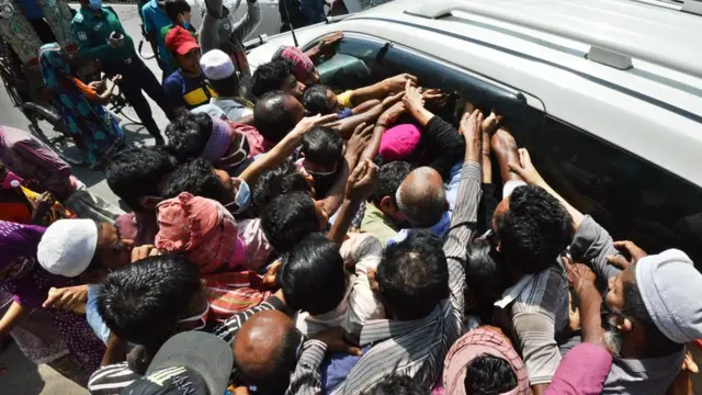 গাড়ি ঘিরে ধরেছেন লোকজন।
