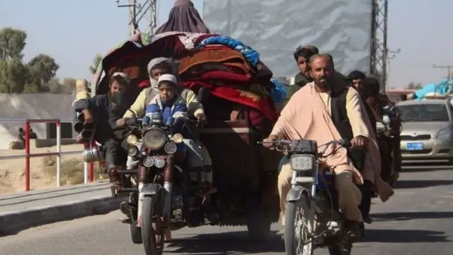 Raia wamekuwa wakitoroka katika mkoa wa Helmand wakibeba vitu walivyoweza kubeba