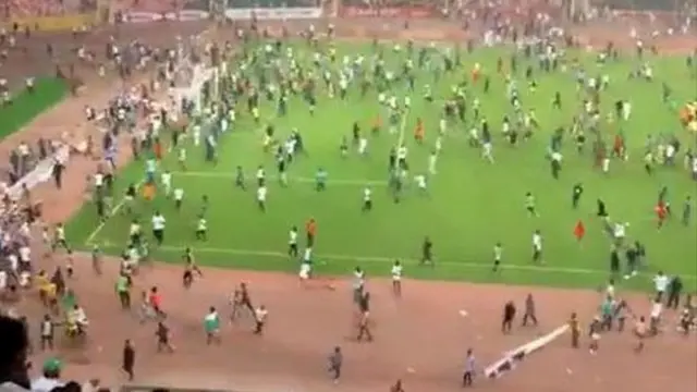 Ndị mmadụ na-emebi ihe n'ama egwuregwu dị n'Abuja