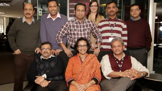 লন্ডনে বিবিসি বাংলার রেডিও প্রযোজনার সমাপ্তি: (সামনের সারি, বাঁ থেকে): শাকিল আনোয়ার, মানসী বড়ুয়া। (পেছনের সারি, বাঁ থেকে) সুকল্প পুলক গুপ্ত, শুভজ্যোতি ঘোষ {বর্তমানে দিল্লিতে}, মাসুদ খান, শিনা ডেভিস, মিজান খান আর মোয়াজ্জেম হোসেন।