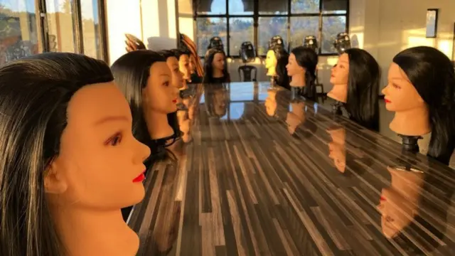 من صفوف تعليم تصفيف الشعر في مقر الجمعية في العاصمة الإثيوبية أديس أبابا