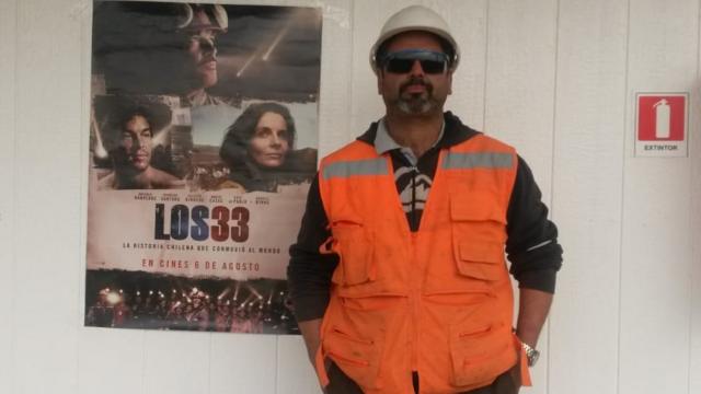 Sepúlveda posa al lado de un póster del filme "Los 33", inspirada en las vivencias de los mineros.
