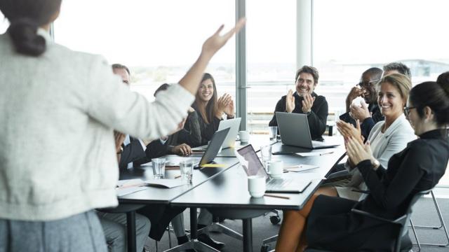 Colegascassino com bonus de depositotrabalho sentadoscassino com bonus de depositouma mesa e batendo palmas, sorrindo e bem dispostos