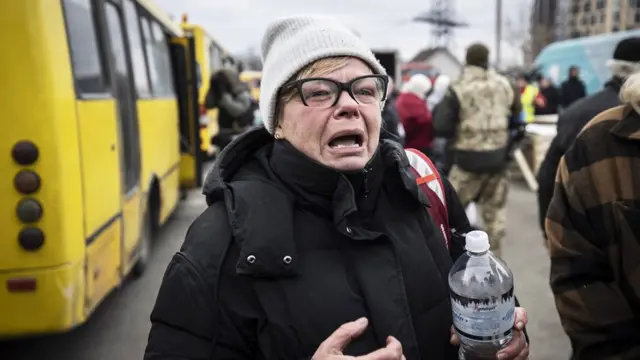 Una mujer angustiada durante las evacuaciones en la ciudad de Bucha