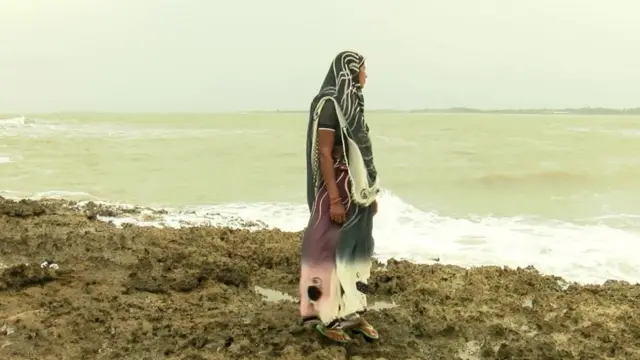 பாகிஸ்தானில் இருந்து தனது கணவர் கான்ஜியை கொண்டுவர கடலிலேயே காத்திருக்கிறார் அம்ருத்