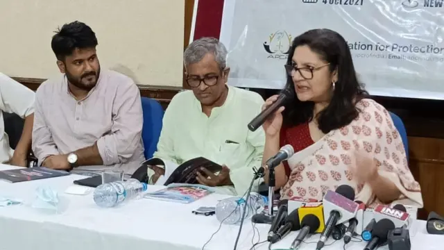 प्रेस कॉन्फ़्रेंस में लेखिका फ़राह नक़वी