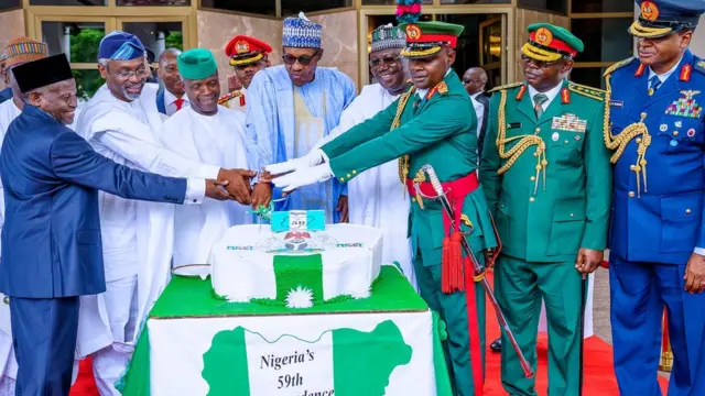 Shugaba Muhammadu Buhari tare da mataimakinsa Osinbajo da manyan jami'an gwamnati yayin bikin 'yancin mulkin kai na shekara 59