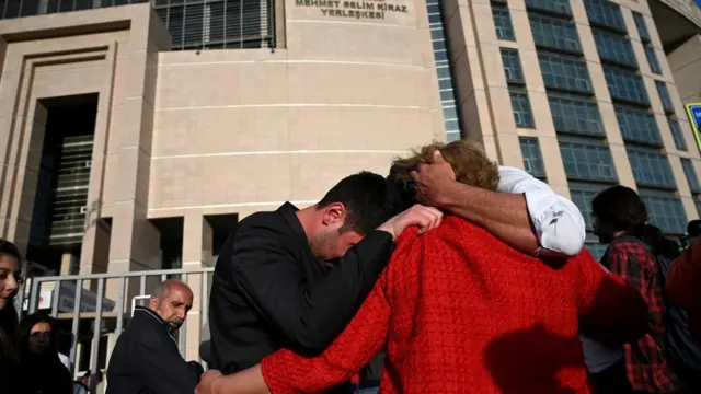 Gezi davasının karar duruşmasında Kavala'ya verilen müebbet hapis cezası dışında yedi sanığa da 18'er yıl hapis cezası verildi.