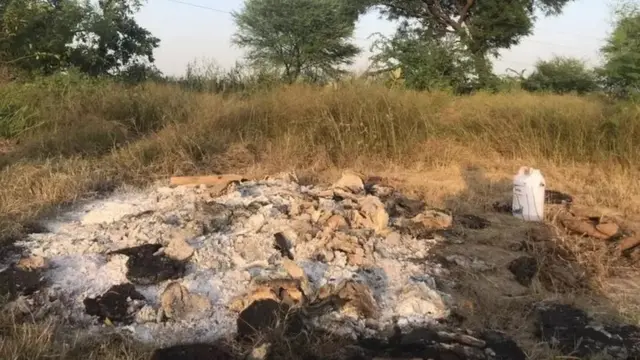 पीड़िता के अंतिम संस्कार के बाद बची राख.