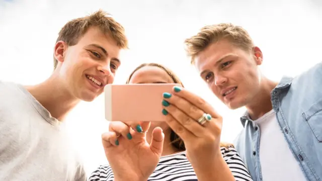 jóvenes usando celular