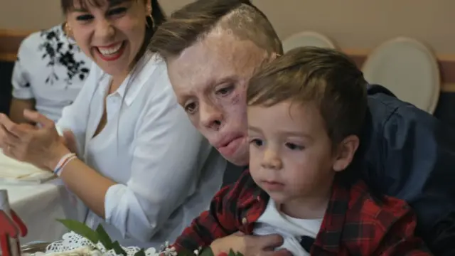 Aleixo celebrando su cumpleaños con su familia.