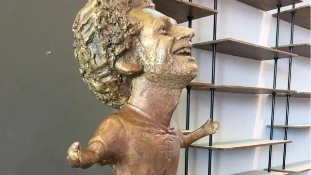 በሞ ሳላህ ቅርጽ የተሰራው ሃውልት