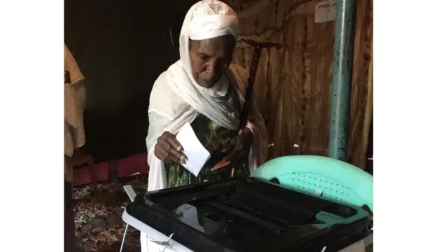 Raia wa Sidama akishiriki katika shughuli ya kura ya maoni