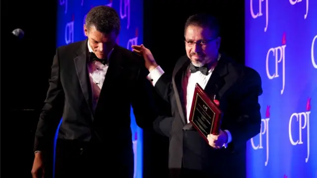 Valdez al recibir el premio de la CPJ.