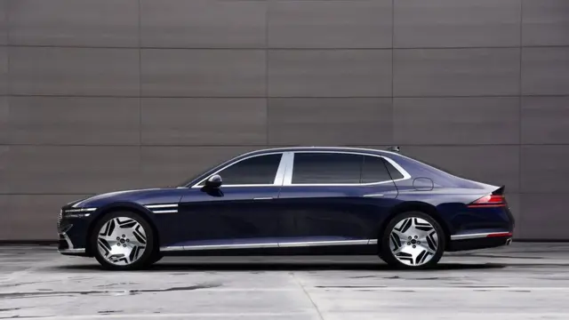 مدل‌ لوکس‌تر G90 علاوه بر موتور شش سیلندر بنزینی یک موتور الکتریکی هم دارد