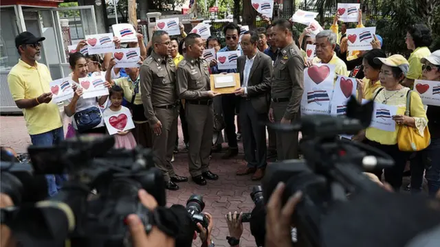 กลุ่มคนไทยหัวใจเกินร้อยราว 30 คน