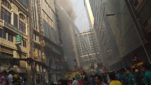 ফায়ার সার্ভিস বলছে দশতলা থেকে আগুনের সূত্রপাত বলে তারা মনে করছে।