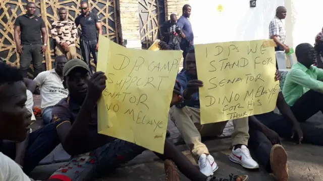 Awọn asatipo niwaju ile Dino