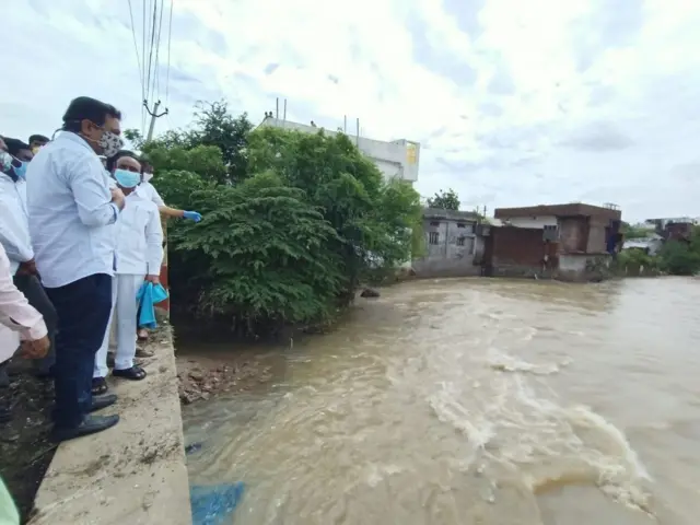 చిన్నపాటి వర్షాలకే కాలనీలలో నీరు చేరుతోంది