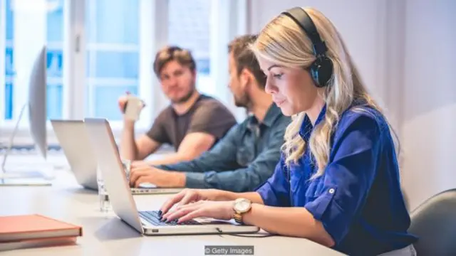 Đeo headphones được áp dụng thay cho biển báo "Xin đừng làm phiền"