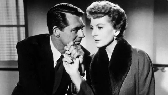 ممثل وممثلة في مشهد من فيلم بالأبيض والأسود