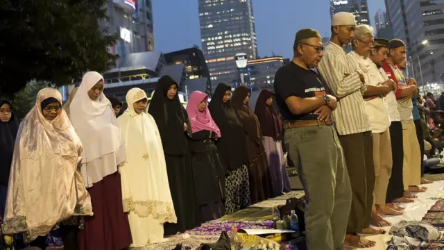 Para pendukung Prabowo melakukan salat di jalan.