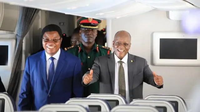 Rais Magufuli na waziri mkuu majaliwa katika jengo hilo jipya