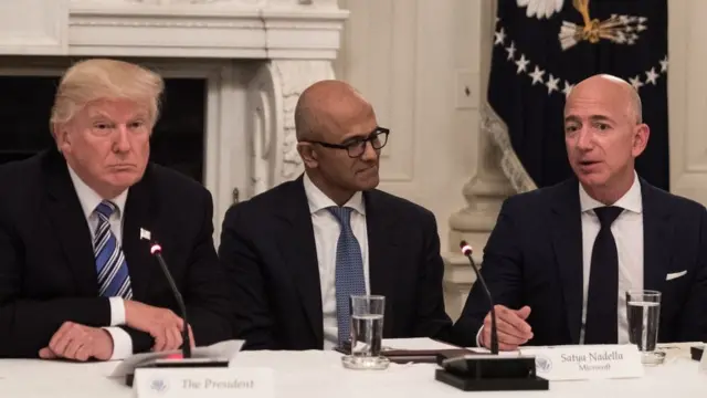 Trump e Bezos sentadosbonus sorte esportivamesa durante evento