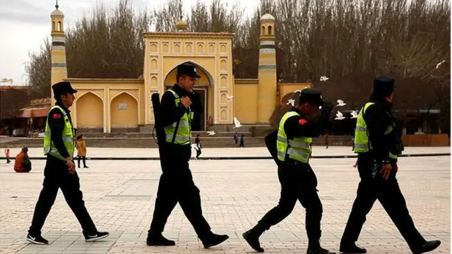 полицейские в Синьцзяне