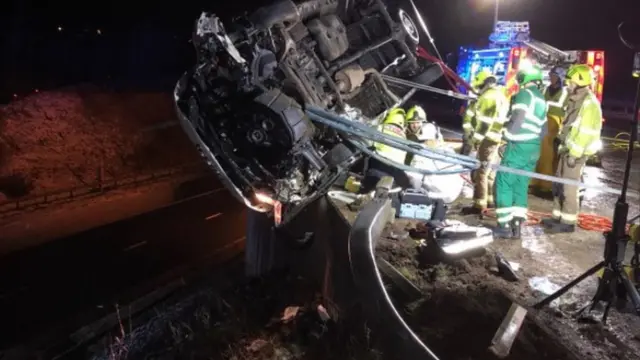 Motorway PC stops van from falling off bridge - BBC News