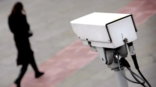 В романе "1984" экраны телевизоров превратились в экраны слежения за всем, что происходило в домах людей. Сегодня таковыми стали вездесущие социальные сети, а не камеры наружного слежения, как того опасались еще некоторое время назад