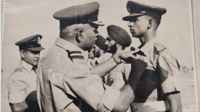 फ़्लाइट लेफ़्टिनेंट जवाहरलाल भार्गव (दाहिने)