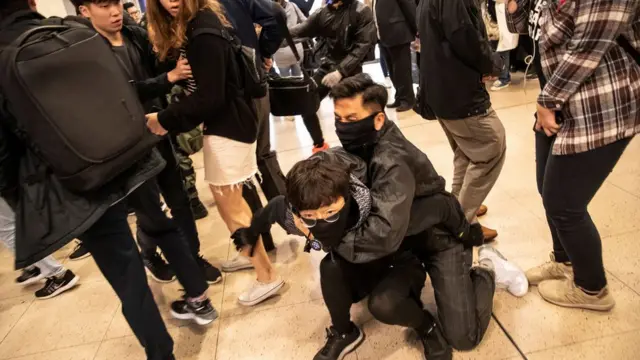 有乔装成示威者的警员制服示威者。