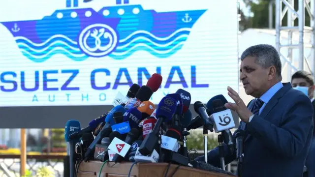 সাংবাদিক সম্মেলন করছেন সুয়েজ ক্যানাল অথরিটির প্রধান ওসামা রাবি