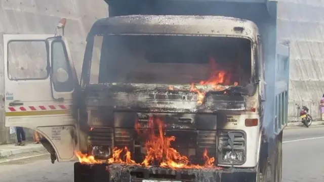 பள்ளி மாணவி பலியான சம்பவத்தையடுத்து ஆத்திரமுற்ற பொது மக்களால் கனரக வாகனமொன்று தீ வைத்து எரிக்கப்பட்டுள்ளது.